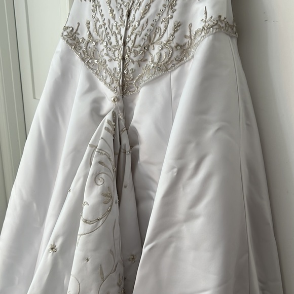 Sweetheart A-line strapless Wedding gown with Train, embroidery, sequins,size 10 - Picture 13 of 17